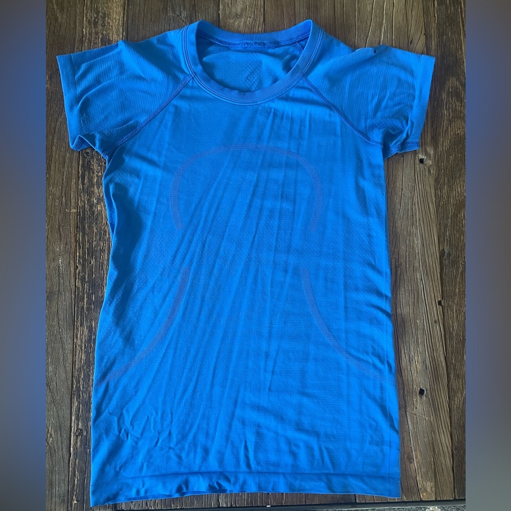 Lululemon Swiftly short sleeve size 6. Blue.